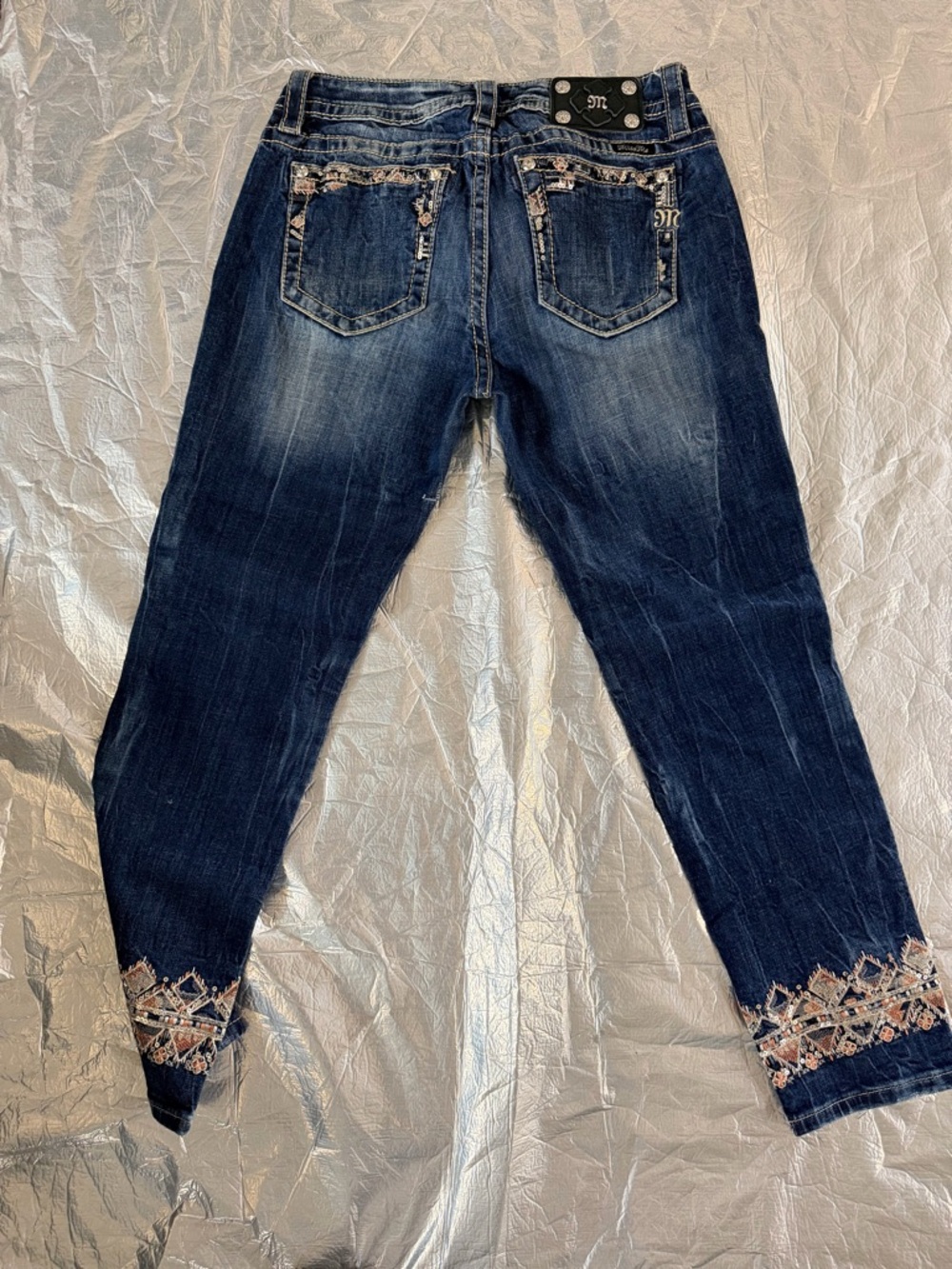 Miss Me Jean Capri with Peach Embroidery size 30 - Picture 2 of 6